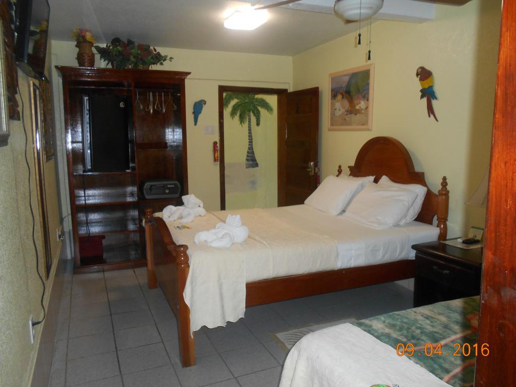 Alan'S Paradise Hotel Placencia Eksteriør bilde